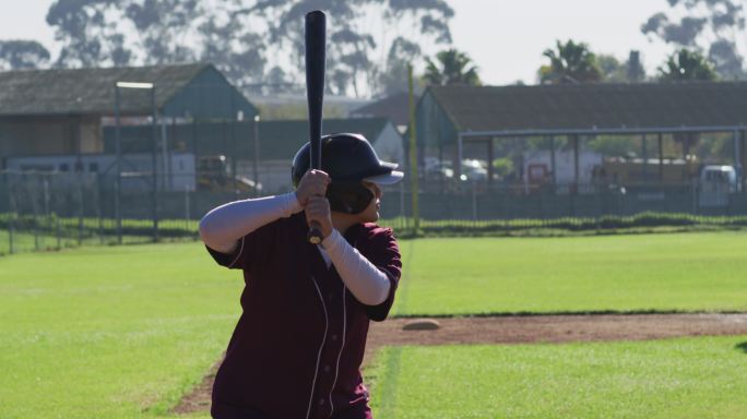 混合种族的女棒球运动员，击球手，挥棒投球