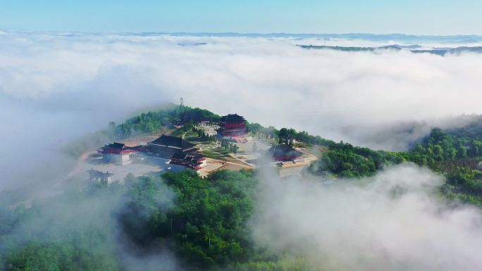 寺庙云雾缭绕仙境