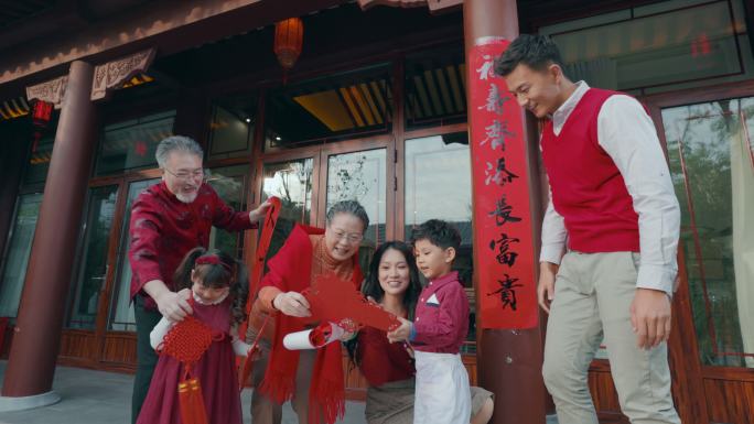 幸福的大家庭庆祝新年