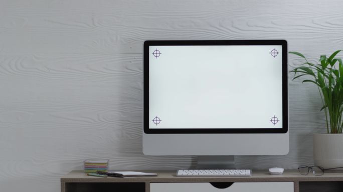 电脑视频放在木制的桌子上，办公室里有复印空间