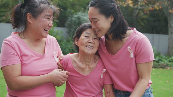 快乐的亚洲成年孙女，母亲和祖母，在花园里散步和拥抱