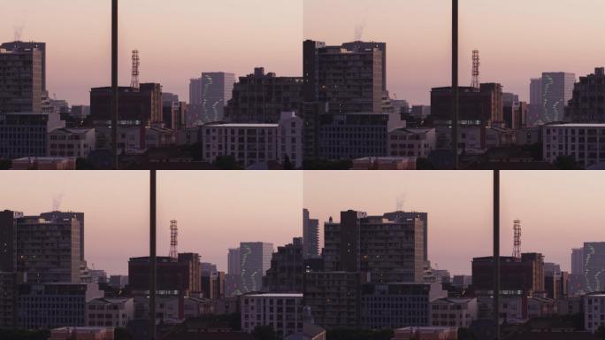 在夕阳下的城市景观与多个摩天大楼和建筑物的一般视图