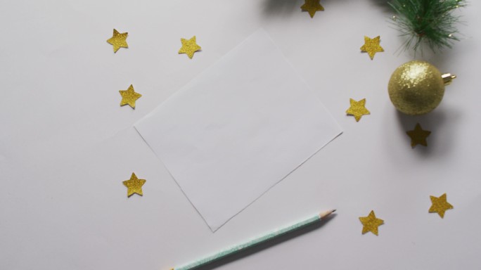 圣诞装饰的视频和星星与白色的背景上的白色卡片
