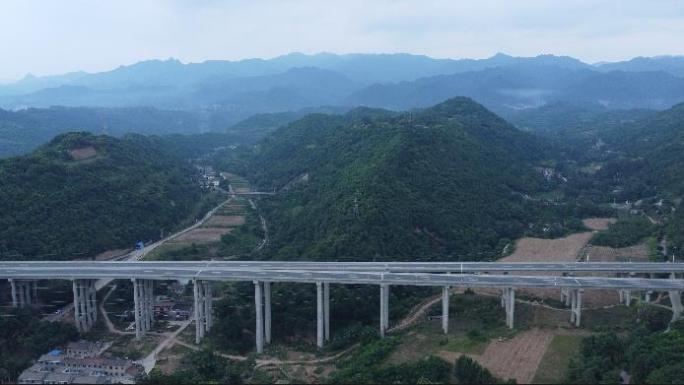 秦岭大山里的桥梁隧道基建