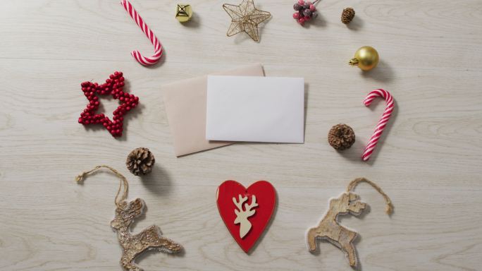 圣诞装饰的视频与白色和米色卡片在木制背景