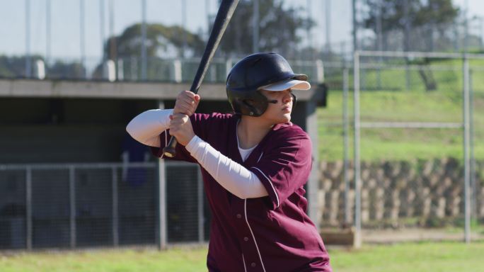 混合种族的女棒球运动员，击球手，挥棒投球