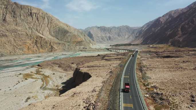 原创 新疆阿克陶县盖孜河峡谷中巴公路风光