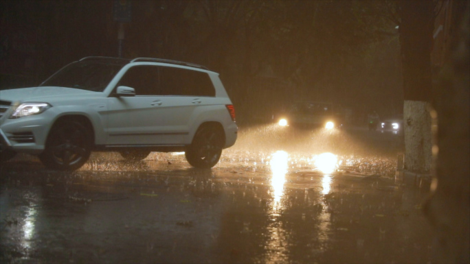 城市雨景|城市下雨氛围|雨中的车辆