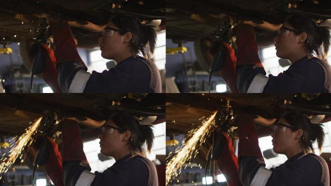 女机械师在汽车服务站工作