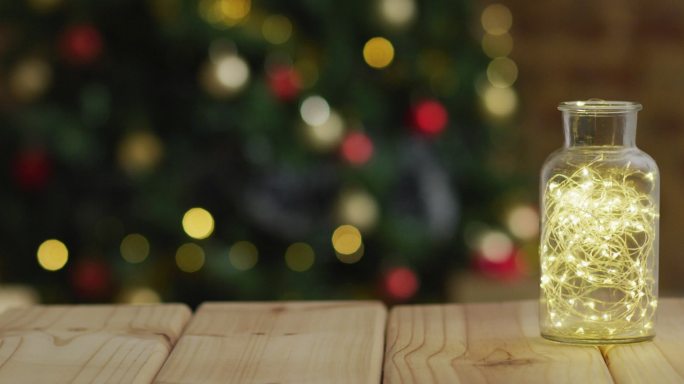 木桌与仙女灯的视频在坛子上离焦圣诞树与小玩意
