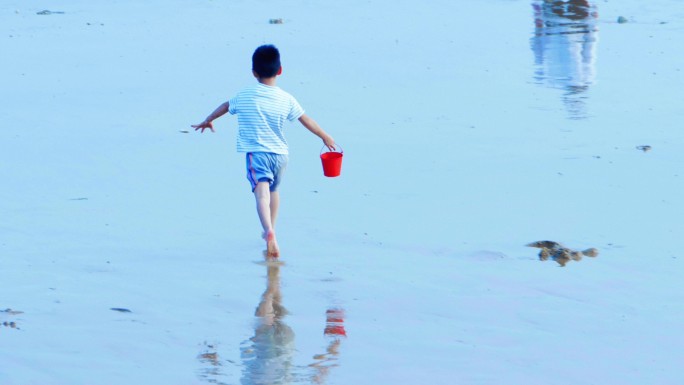 奔跑的小朋友  小朋友海边玩耍