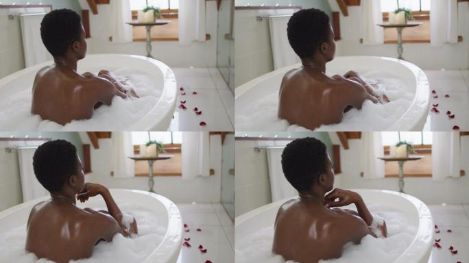 非洲裔美国人有吸引力的女人放松在浴室的泡沫浴