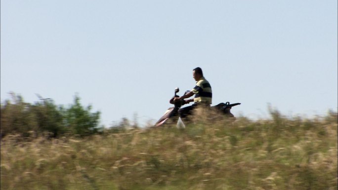 骑着摩托车在草原