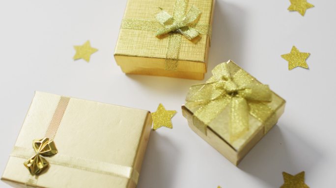 白色背景上的金色圣诞礼物和星星的视频