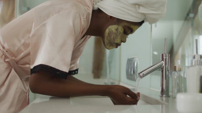 非裔美国美女在浴室洗面膜