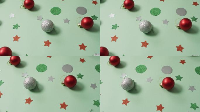 圣诞装饰银色和红色的小玩意在绿色的背景上