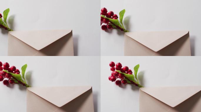 圣诞装饰的视频红色浆果与信封在白色的背景