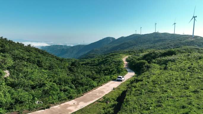 4K风电场云海自然风景开车航拍跟随