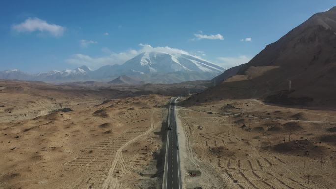 原创 新疆喀什帕米尔高原雪山中巴公路风光