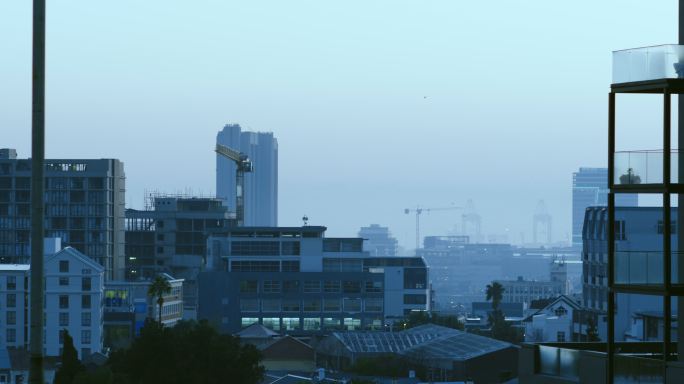 多座现代建筑和万里无云的天空的城市全景