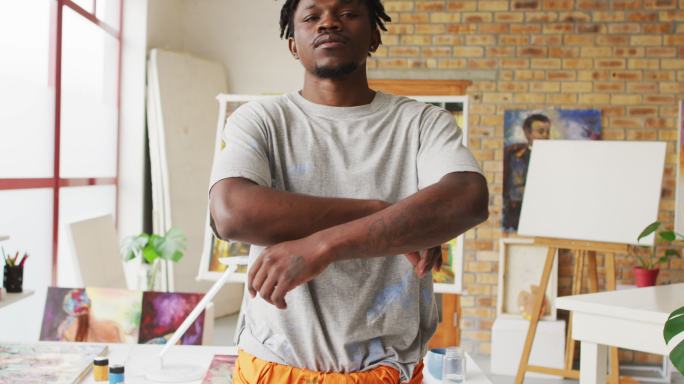 非裔美国男性艺术家肖像与双臂交叉在艺术工作室