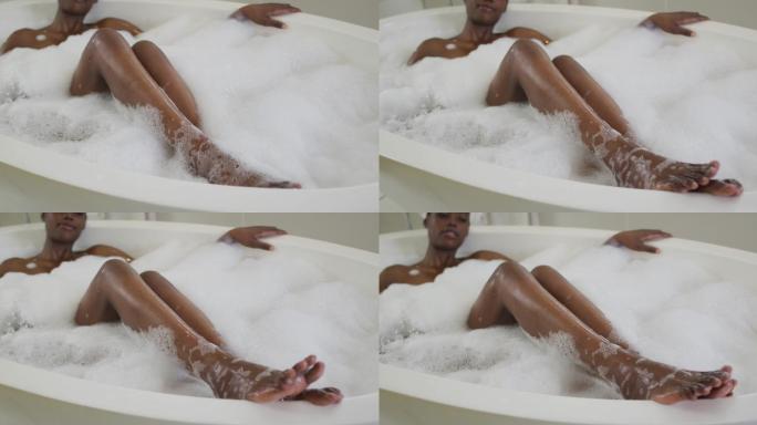 非洲裔美国人的腿有吸引力的女人放松在泡沫浴在浴室