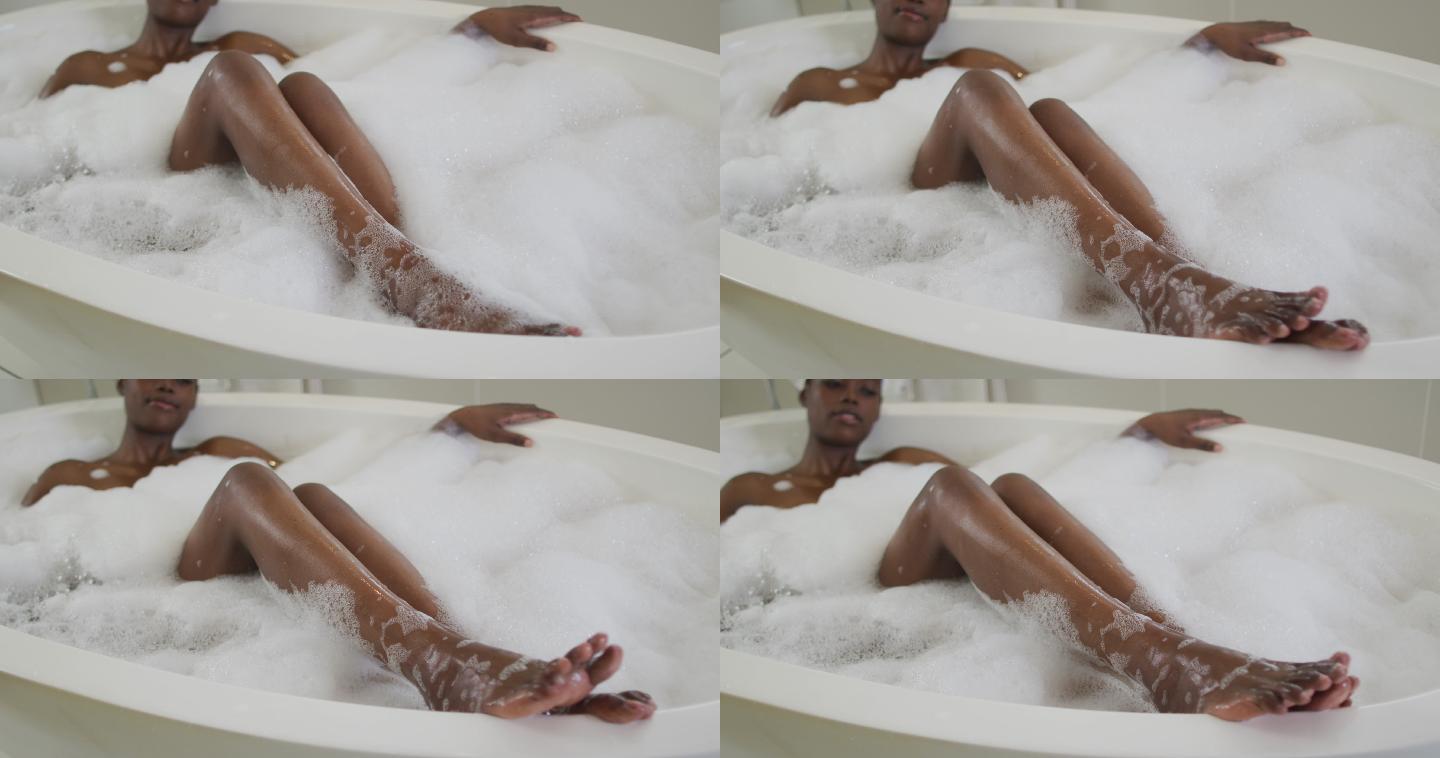 非洲裔美国人的腿有吸引力的女人放松在泡沫浴在浴室