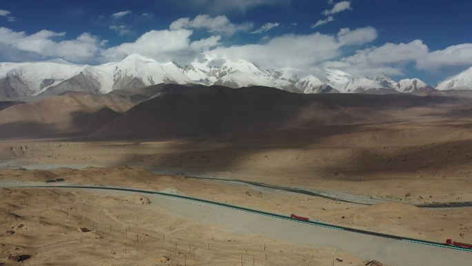 原创 新疆帕米尔高原公格尔九别峰雪山风光