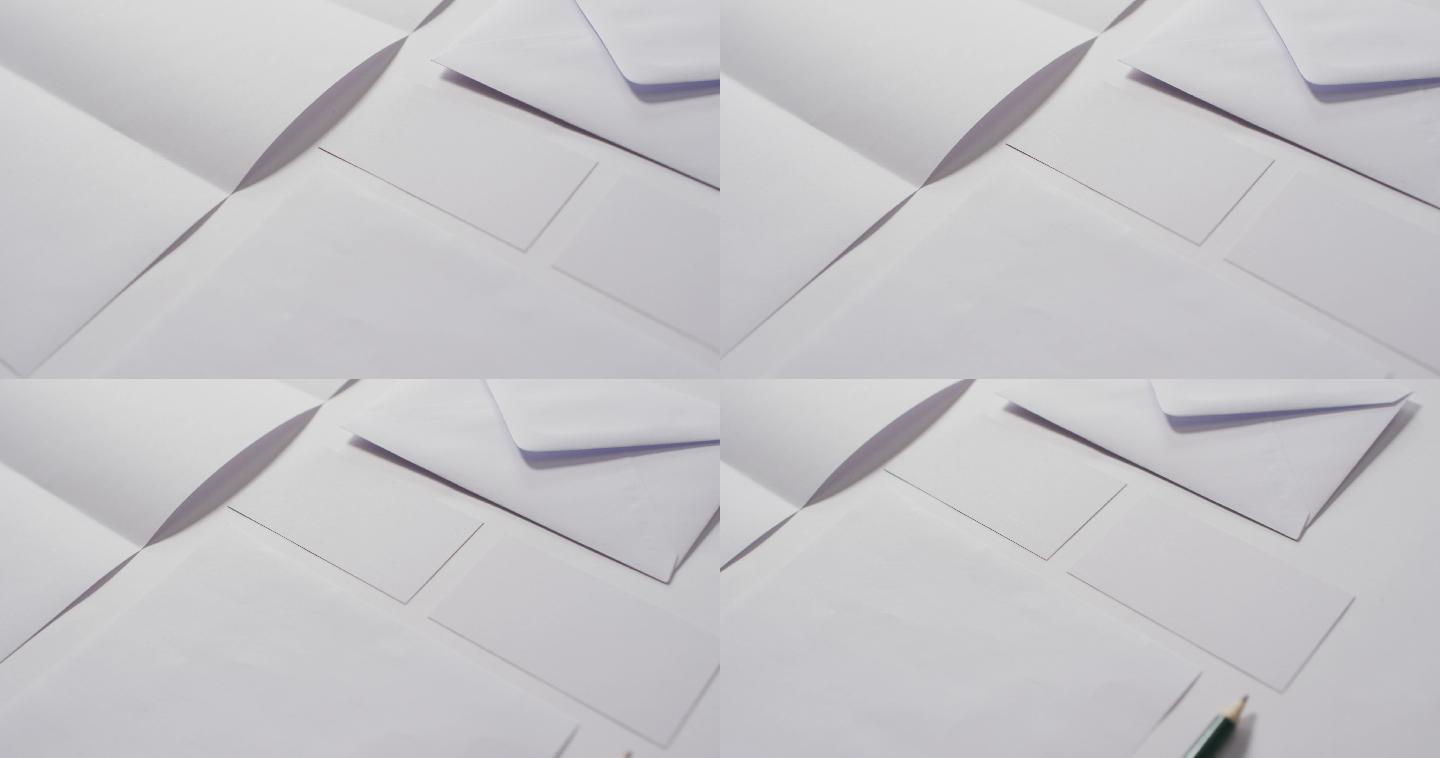 视频的信封和白色卡片与复制空间在白色背景
