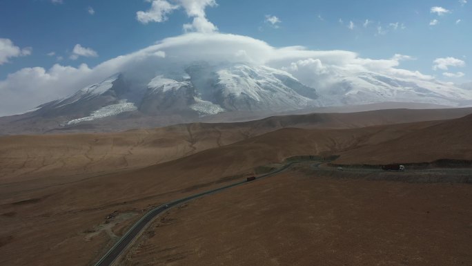 原创 新疆喀什帕米尔高原雪山中巴公路风光