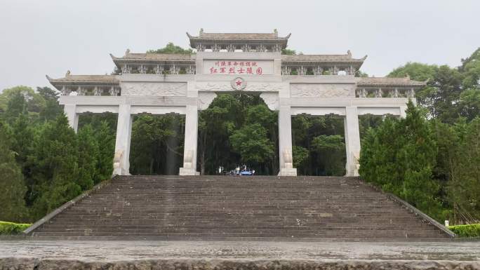 雨中的王坪红军烈士陵园