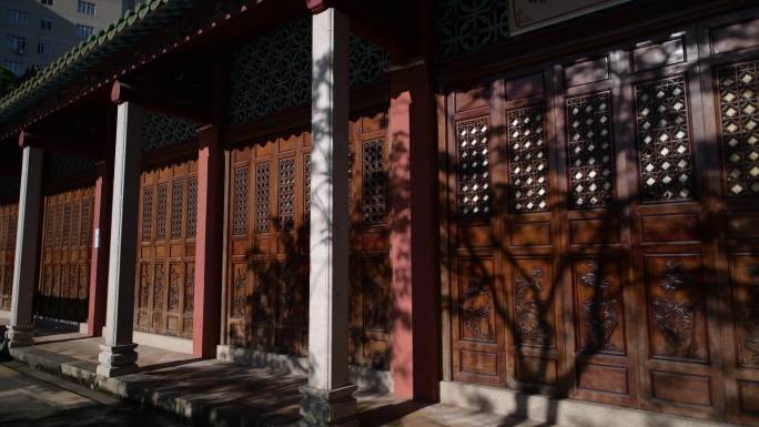 光影洒落在孔庙建筑的木门上