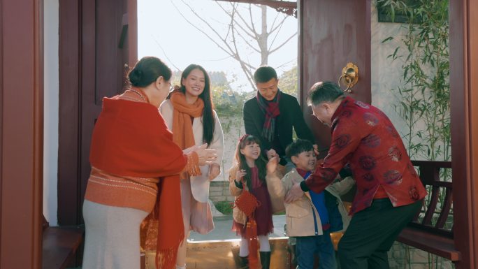 幸福家庭回家过新年