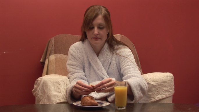 一个女人吃早餐特写