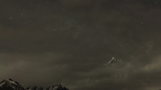 4K南迦巴瓦峰夜晚星星与云的延时