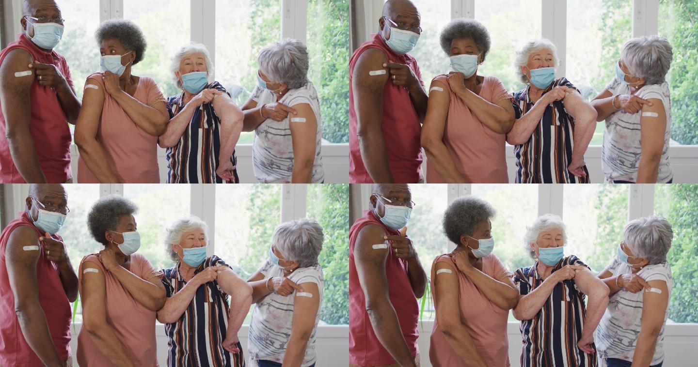 一群戴着口罩的老年人在家里展示他们接种过疫苗的肩膀