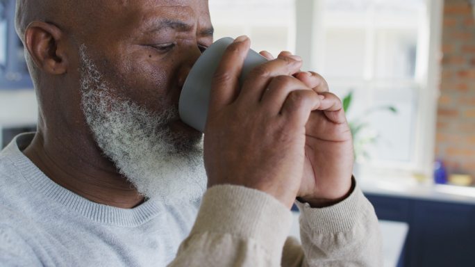非裔美国人老人在家喝咖啡