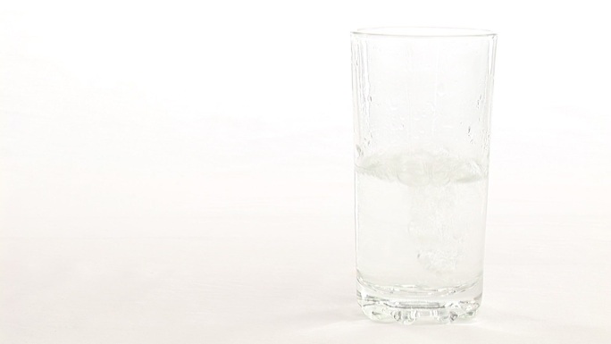 倒水特写玻璃杯装水