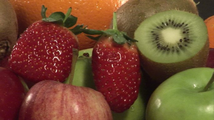 一篮子水果特写新鲜水果猕猴桃草莓香蕉苹果