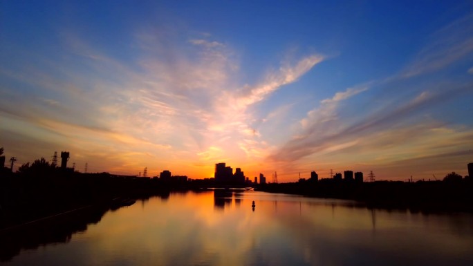 河边晚霞落日夕阳红水天一色水边夕阳无限好