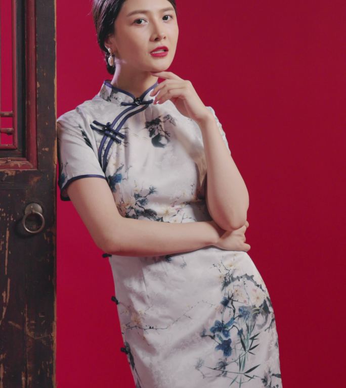 穿旗袍的年轻女子中国