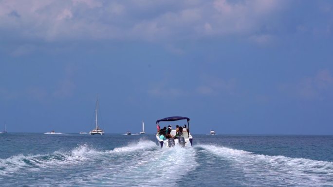 海面快艇飞驰船拖尾浪花