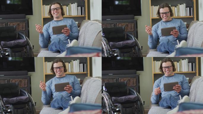 快乐的白人残疾人坐在客厅的沙发上用平板电脑