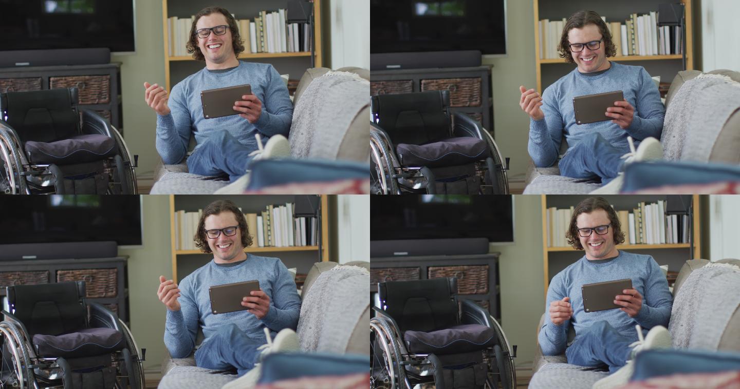 快乐的白人残疾人坐在客厅的沙发上用平板电脑