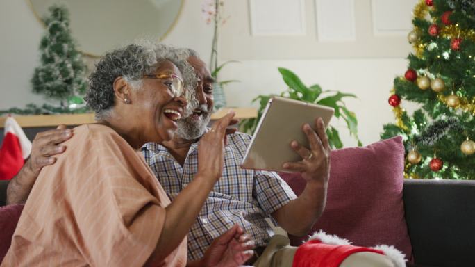 快乐的非裔美国老夫妇在圣诞节期间视频通话