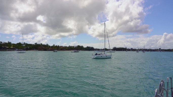 唯美大海海湾停船