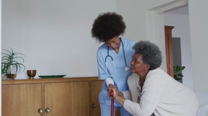 关心非洲裔美国女性医生帮助非洲裔美国女性高级