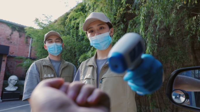 社区志愿者测量体温