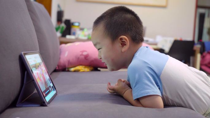 小孩子用平板电脑看动画片
