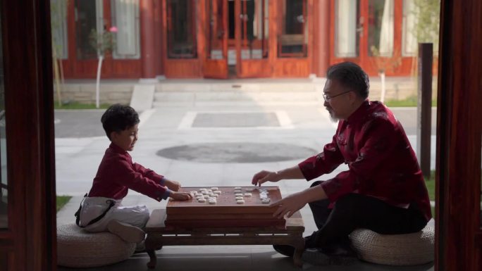 祖孙俩在庭院里下象棋